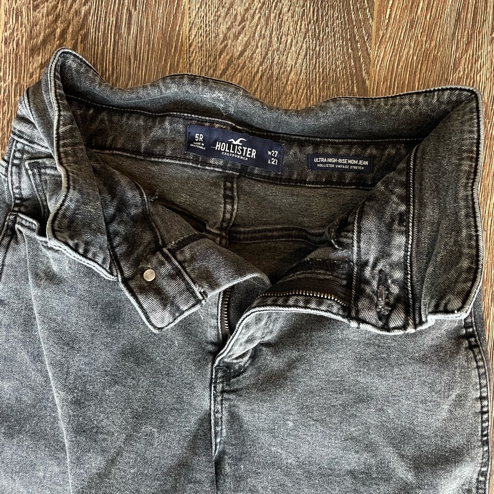 Hollister Ultra High Rise Mom Jeans Size 27
